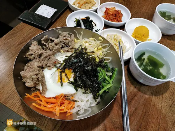 ▲捷運永安市場站美食推薦!金花子韓式料理有豆腐煲、石鍋拌飯等,內用5道小菜無限續加。(攝影:部落客 柚子多樂貓奴大嬸)