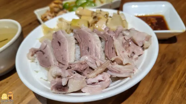 ▲捷運永安市場站美食推薦!呈信鵝肉永貞創始店必點招牌「特盛鵝肉飯」,還有免費當歸鵝湯。(攝影:部落客 D&W黑白雙搭)
