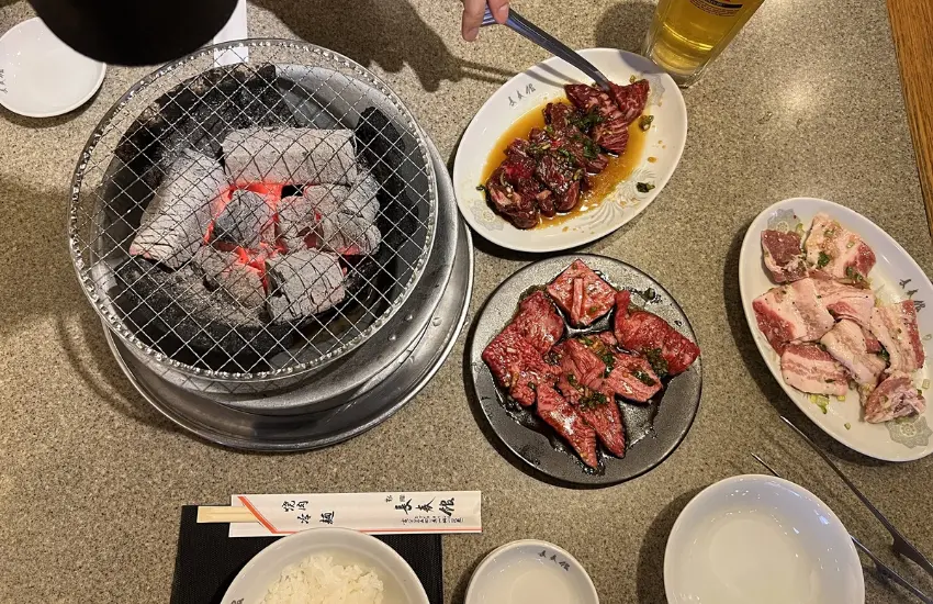 ▲油煙與炭火交織出的香氣毫不掩飾,幾乎在推門的瞬間便覆蓋全身。