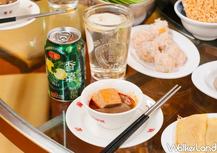 ▲吃詹記麻辣火鍋喝「檸檬片香菜風味蘇打」超解膩。(攝影:鄭雅之)