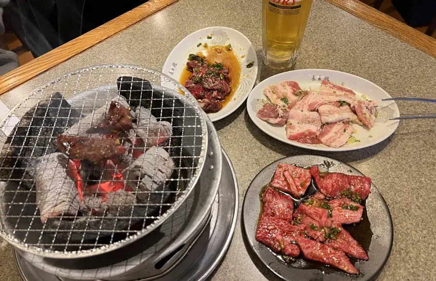 ▲店內採用傳統炭火燒肉,搭配代代相傳的醬汁配方,特別適合油脂豐富的和牛肋條。