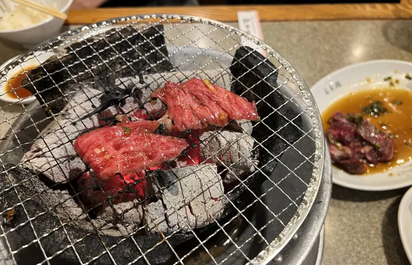 ▲肉片放上鐵網的瞬間,會立刻發出清晰的滋滋聲。