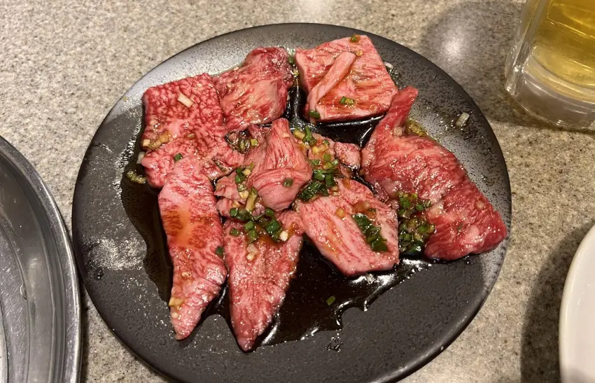 ▲菜單以日本產牛カルビ(牛肋條)為主力,切片厚度拿捏在剛好的範圍,在高溫炭火上迅速產生香氣。