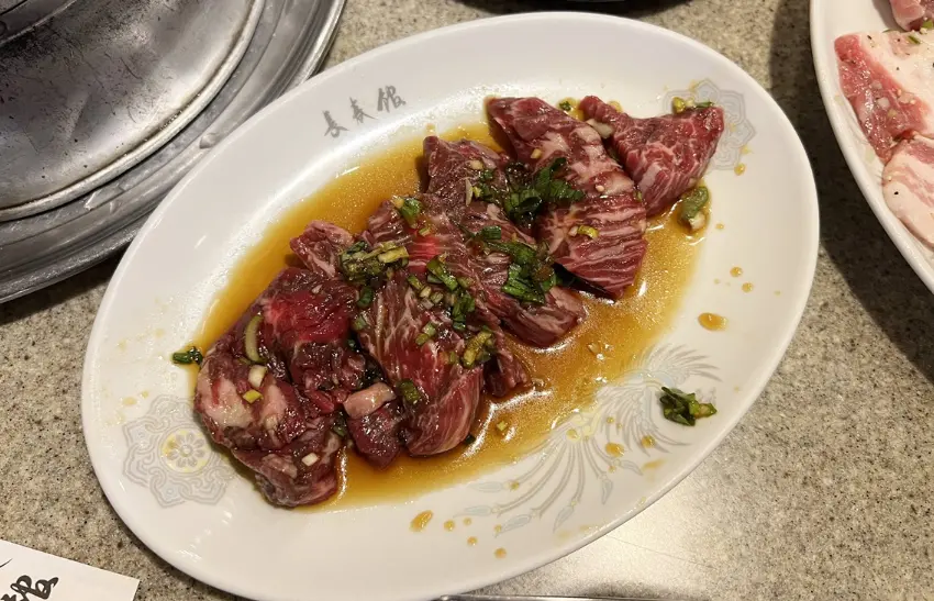 ▲肉片入口的那一刻,味道直接而明確,甜味、鹹味與蒜香沒有刻意修飾。