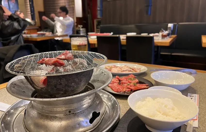 ▲從新宿御苑的樹影與草地,到昭和風炭火燒肉的煙霧與肉香,兩種截然不同的氣味構成了老新宿人的日常風景。