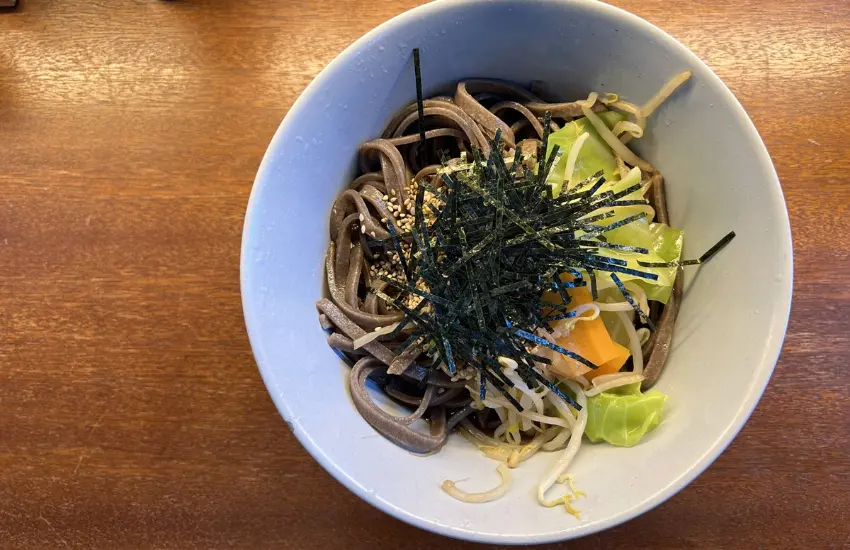 ▲冷拌蔬菜蕎麥麵，舖滿碗面的當季旬味蔬菜，以清爽的視覺感，與麵體本身的厚實底蘊形成鮮明對比。