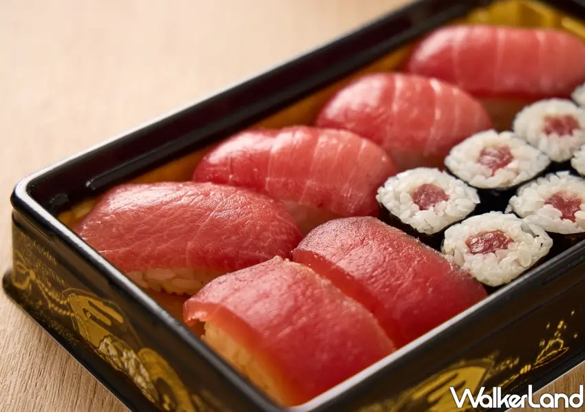 ▲油脂豐富的豪華特選鮪魚餐盒近看超誘人,在壽司郎外帶店免排隊就能快速帶走。(攝影:鄭雅之)