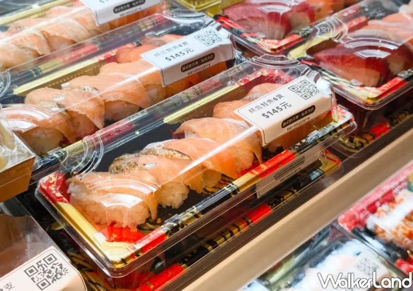 ▲台北車站外帶專門店冷藏櫃陳列綜合鮭魚餐盒,提供上班族物有所值的便當新選擇。(攝影:鄭雅之)