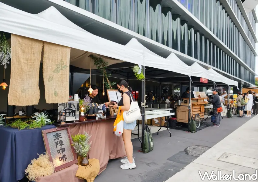 ▲北藝中心一樓戶外場域,集結多間排隊網美咖啡與異國風格輕食攤位。(攝影:鄭雅之)
