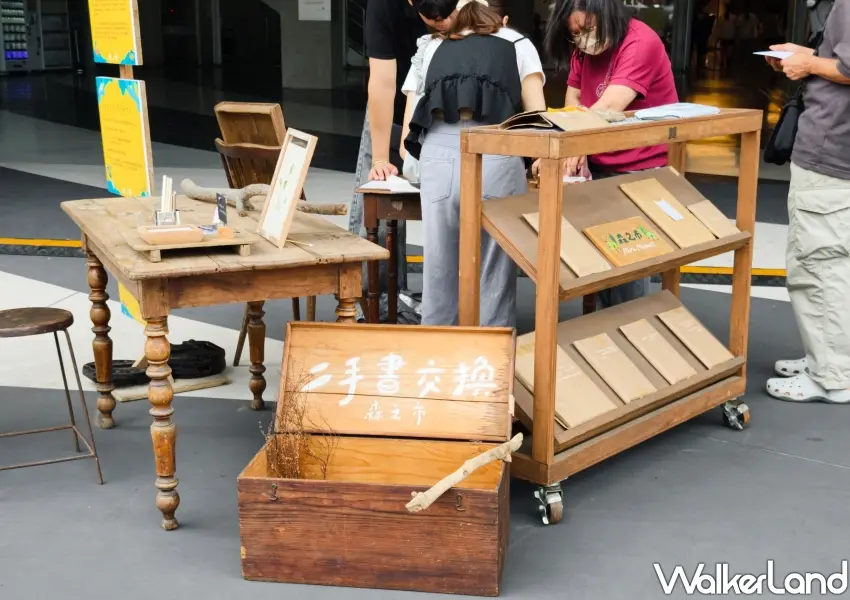 ▲手紙盛典限定的二手書交換區,以復古木箱與書架打造文青打卡點。(攝影:鄭雅之)