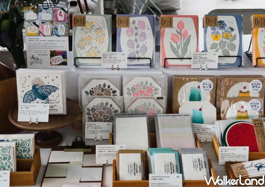 ▲台灣與海外原創手帳紙品職人,帶來精緻的活版印刷花卉插畫卡片。(攝影:鄭雅之)