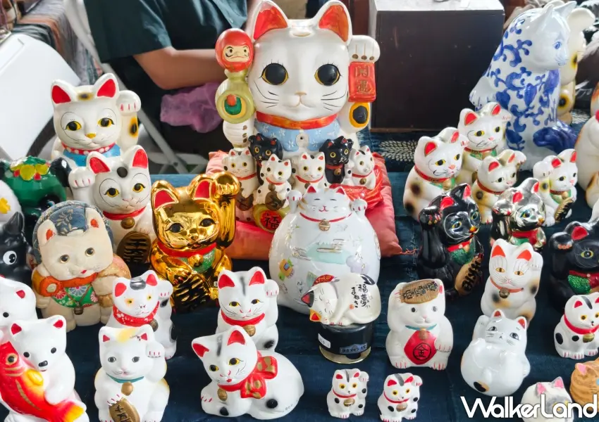 ▲海外工藝品牌帶來各式精緻的日本復古招財貓陶器,吸引大批收藏控目光。(攝影:鄭雅之)