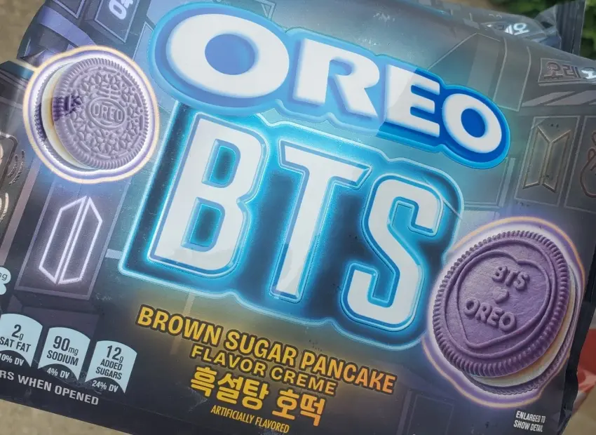 ▲OREO推出BTS聯名紫色包裝餅乾，雙層夾心與限定圖案在社群掀起粉絲討論熱潮。圖／X網友@Interlude_Katie提供