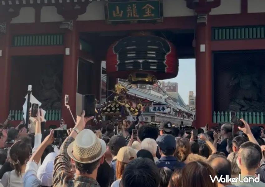 ▲雷門是淺草最具代表性的地標之一,三社祭期間可以難得看見巨大紅燈籠被收起的特殊景象。