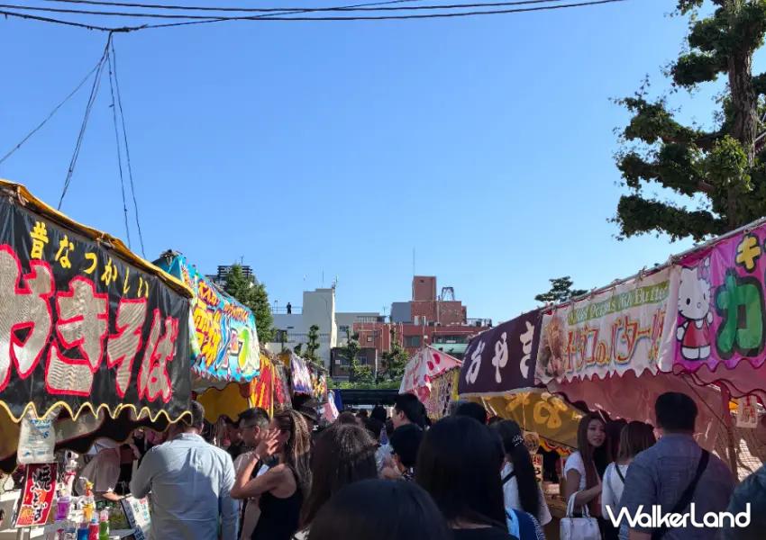 ▲「淺草神社」內的屋台攤販限定登場,五彩繽紛的攤位一路延伸,夏日祭典感濃厚。