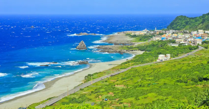 ▲「蘭嶼氣象站」位於全島制高點，一次將遼闊海岸線、湛藍海景盡收眼底，視野相當震撼。