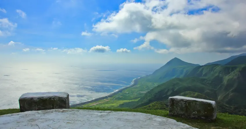 ▲「蘭嶼氣象站」除坐擁無敵海景，觀景平台上的石桌也是人氣打卡點。