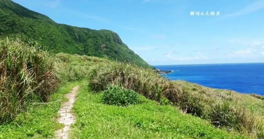 ▲「青青草原」的遼闊視野，將藍天、山景與太平洋一次同框，收藏蘭嶼最美的夏日風景。