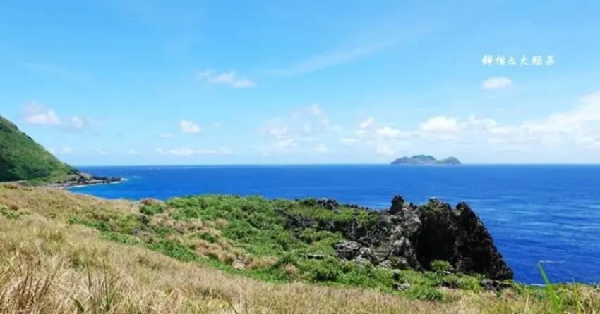 ▲天氣晴朗時，在青青草原能遠眺無人島「小蘭嶼」，這座神秘無人島靜靜佇立海中央，讓人忍不住佇足欣賞。