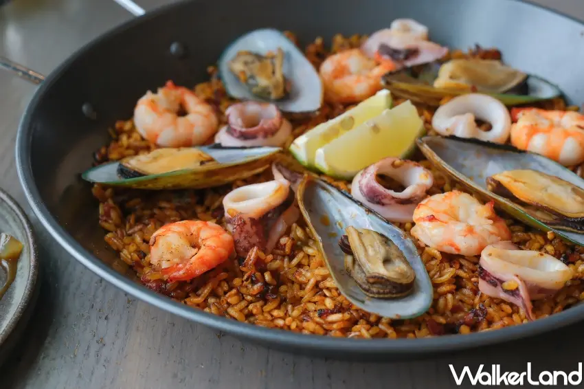 ▲饗饗「西班牙海鮮飯」使用番紅花與海鮮高湯燉煮,打造濃郁海味與焦香鍋巴口感。(攝影:張人尹)