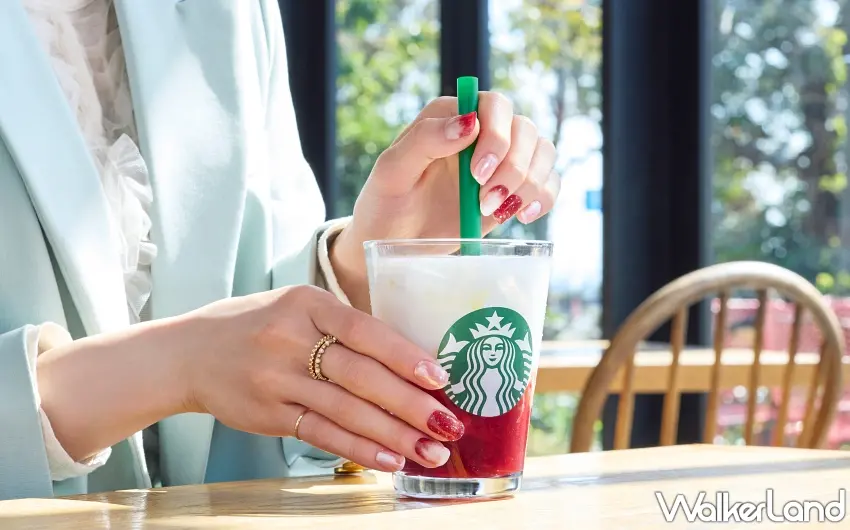 ▲手拿星巴克草莓飲品展現時尚穿搭，指尖上的草莓漸層美甲貼更顯浪漫氣息。 圖／星巴克提供；窩客島整理
