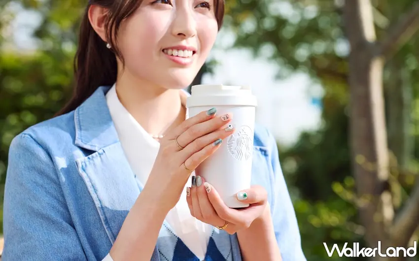 ▲身穿丹寧外套的女孩手持星巴克外帶杯，指尖搭配經典星巴克綠點綴的優雅美甲。 圖／星巴克提供；窩客島整理