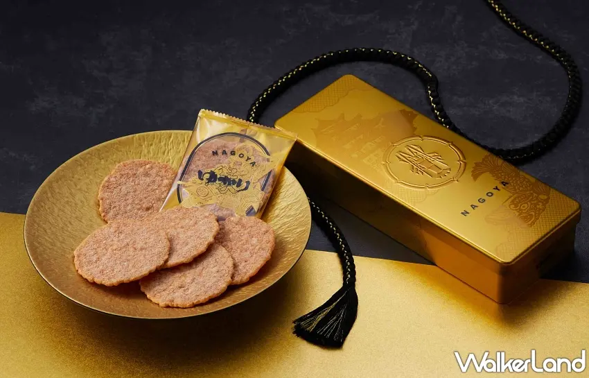 ▲精緻的金色圓盤上,擺放著數片烘烤得恰到好處的蝦餅,一旁還有繫著黑色編織繩的黃金罐。圖/坂角總本舖提供;窩客島編輯李維唐整理