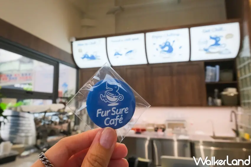 ▲Fur Sure Café同步推出限定徽章活動，粉絲完成指定打卡任務後，就能現場領取限定徽章。（攝影：張人尹）