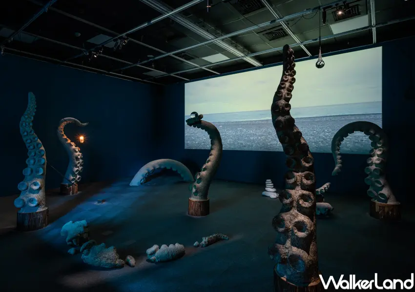 ▲中山站當代館二樓特展必拍!蔡昱廷以夢境為入口,用章魚觸手隱喻歷史與創傷的斷裂與再生。(台北當代藝術館提供,攝影:ANPIS FOTO 王世邦)