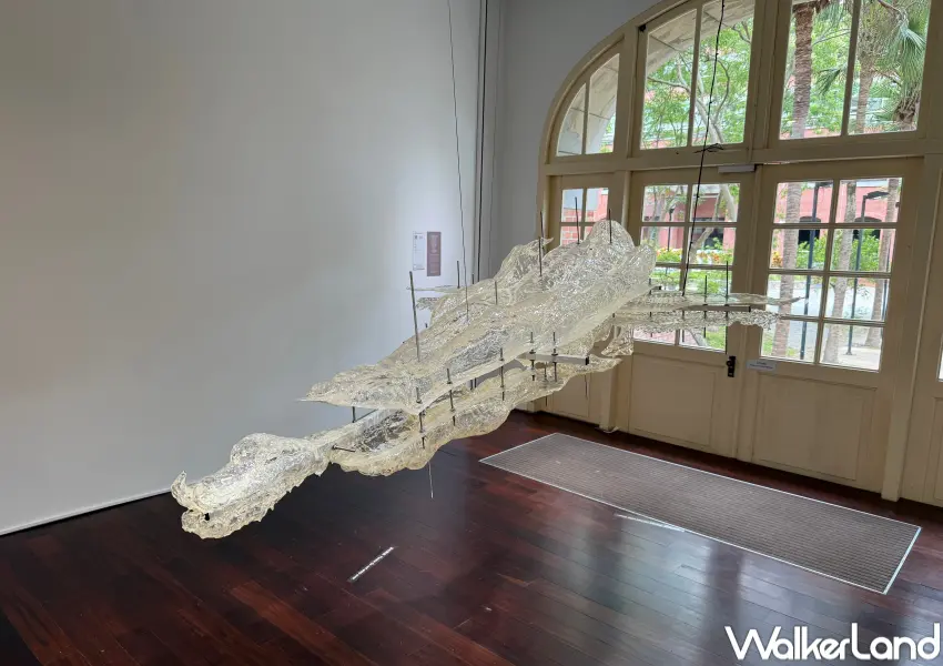 ▲中山站當代館一樓展區必拍!懸掛雕塑作品《信使》、廢棄物重新翻模製成蛹狀《蛹物祠》。(攝影:鄭亦庭)