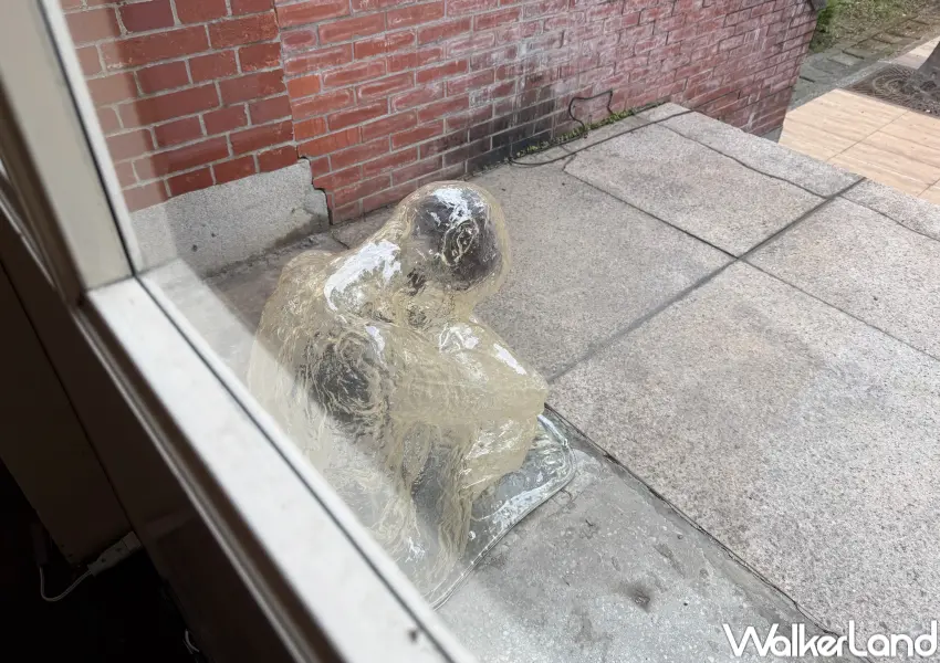 ▲中山站當代館一樓展區必拍!懸掛雕塑作品《信使》源自藝術家洪瑞謙在冥想經驗中對身心狀態的感知轉換。(攝影:鄭亦庭)