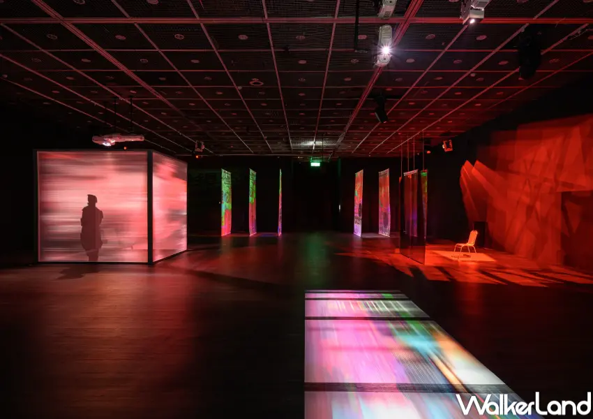 ▲中山站台北當代藝術館展覽必拍!二樓展區最後整個空間以不斷變化的動態光影投影在垂幕、椅子與牆面。(台北當代藝術館提供,攝影:ANPIS FOTO 王世邦)