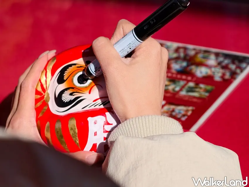 ▲許下許願後,先畫上達摩左眼,待願望實現後再補上右眼並帶回勝尾寺。(攝影:楊婷雅)