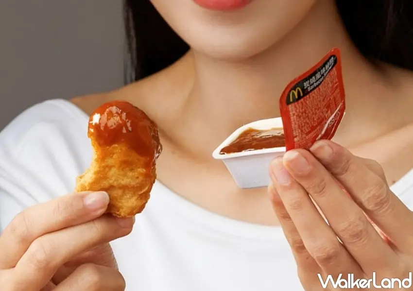 ▲麥當勞推出炭燒風味秘醬麥克鷄塊沾醬,還加送胡同雙人套餐優惠券。