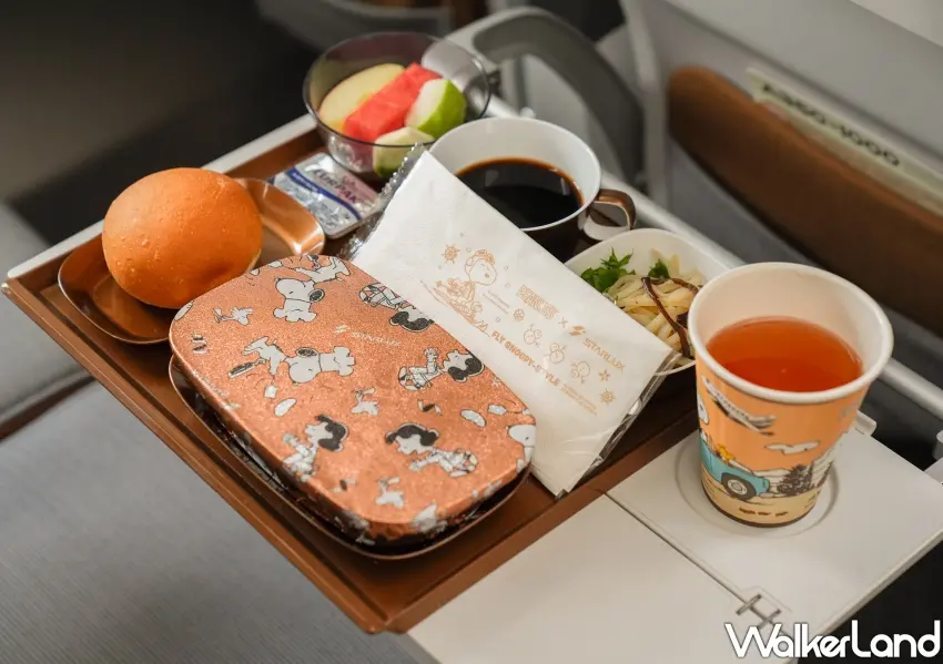 ▲機上餐點、紙巾、餐盒與紙杯，滿滿史努比元素打造最萌空中用餐體驗。