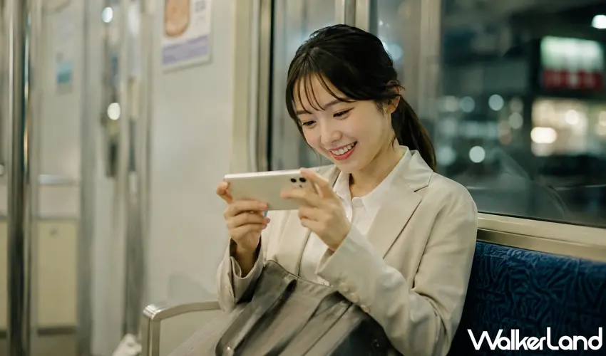 ▲可愛上班族女性下班搭車通勤,開心用手機橫螢幕觀看YouTube熱門影片。 圖/AI生成;窩客島編輯李維唐整理