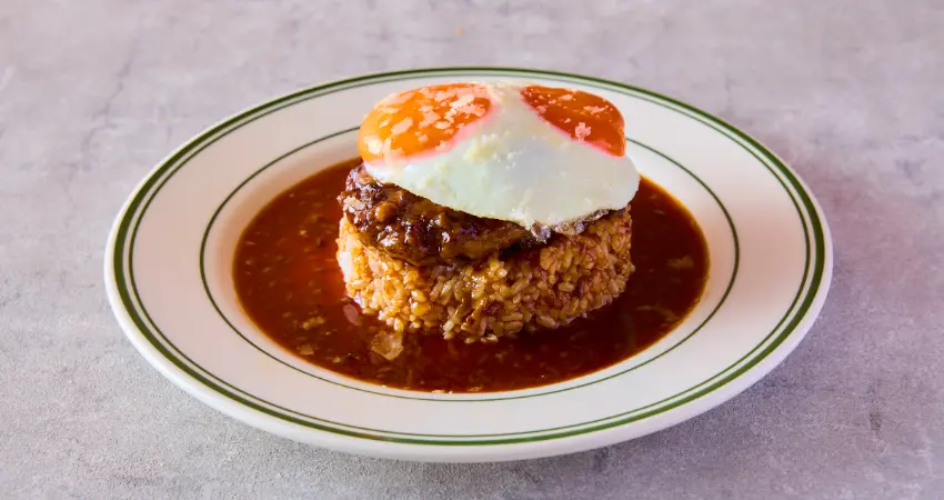 ▲平日的午餐時段從11:00到14:00,提供漢堡、經典夏威夷米飯料理Loco Moco及牛肉越式河粉等。