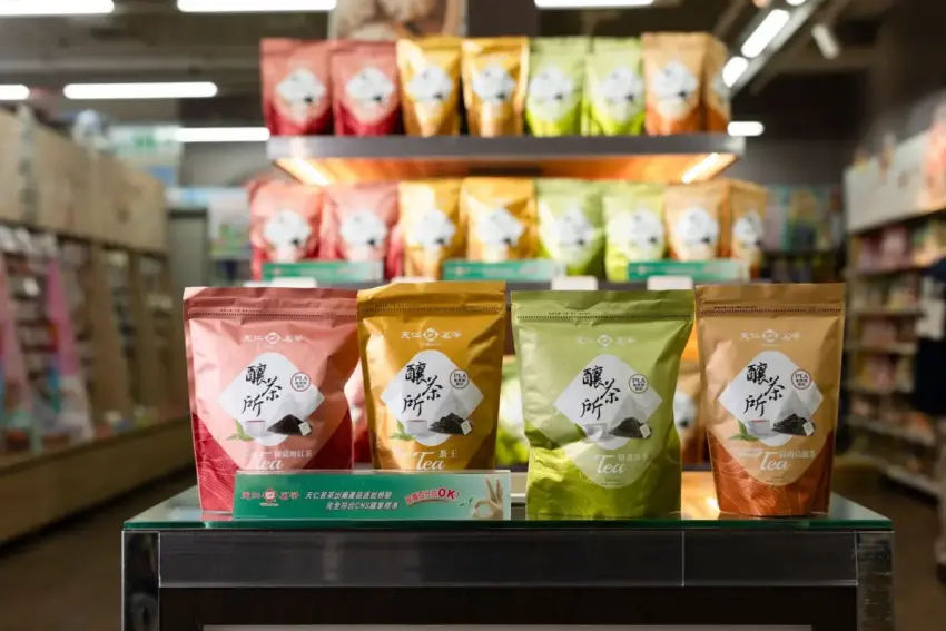 ▲天仁茗茶全新推出「三角茶包」系列,包含經典茶王、綠茶、阿薩姆紅茶與高山烏龍茶,目前已於全台家樂福量販實體門市與天仁熟客圈線上同步販售 。