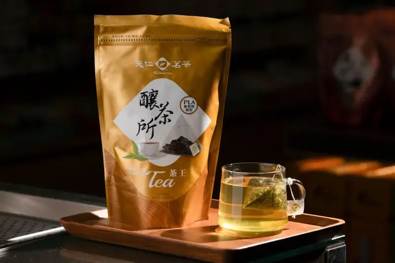 ▲長銷經典的「茶王」也推出三角茶包型態,特別選用經檢驗認證、無塑膠微粒的PLA材質,讓茶葉有更多空間釋放風味,品好茶的同時也讓消費者喝得安心 。
