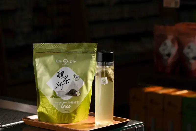 ▲炎熱夏季最適合用一杯冷泡純茶來消暑。天仁三角茶包不僅完美適用冷泡,更能讓茶葉於冷水中盡情釋放純淨茶香,帶來沁涼又療癒的夏日享受。