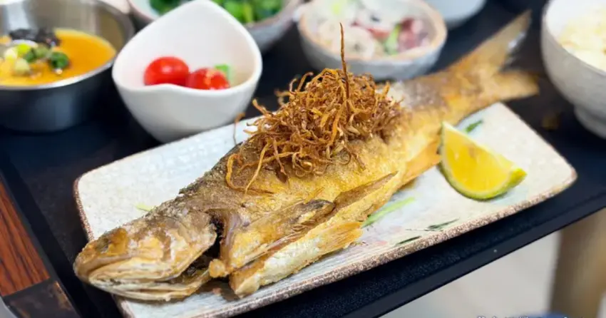 ▲「春子私房料理」以高CP值深受在地人的喜愛,現煎午仔魚鮮嫩下飯,配菜豐富且滋味極佳。