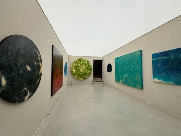 ▲新北室內景點推薦!隱藏版美術館「庶民美術館」在三峽老街中,門票只要30元。(攝影:部落客 兩隻小豬)