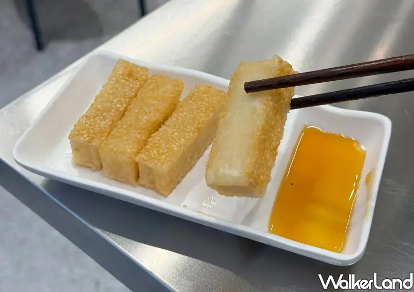 ▲黃金紅糖糍粑外皮酥脆內餡軟糯，是台北上班族解饞的深夜美食首選。(攝影：鄭雅之)