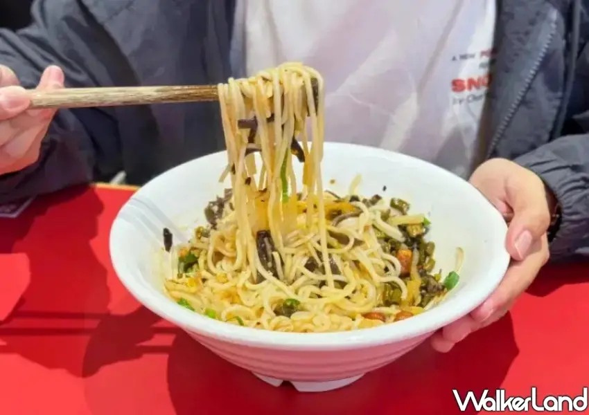 ▲香氣四溢的酸辣乾拌麵麻香滑順，是附近小資族與上班族午餐省錢首選。(攝影：鄭雅之)
