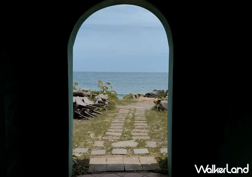 ▲「海立方」環境正對著海景第一排,老位置看出去就是藍黃交織的經典陰陽海美景(攝影:蕭芷琳)
