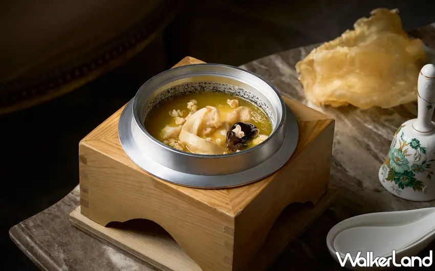 ▲岩耳花膠御皇粥以鱈魚花膠為主角慢燉至軟嫩彈牙,與爽脆清新的岩耳形成豐富對比層次,並以石鍋持溫熱氣上桌。圖/玉天璽提供;窩客島整理