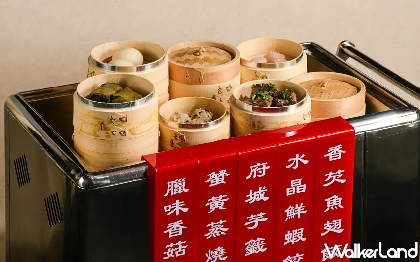 ▲經典的港式點心推車內整齊排列著各式剛出爐的蒸籠點心,紅色名牌寫著臘味香菇與水晶鮮蝦餃等美味品項 。圖/悅香樓提供;窩客島編輯李維唐整理