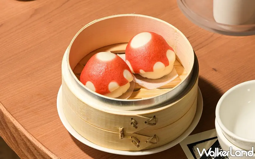 ▲限定聯名點心「MOMO包」特別做成可愛的紅底白點香菇造型 ,內餡是深受小朋友喜愛的起司馬鈴薯口味 。圖/悅香樓提供;窩客島編輯李維唐整理