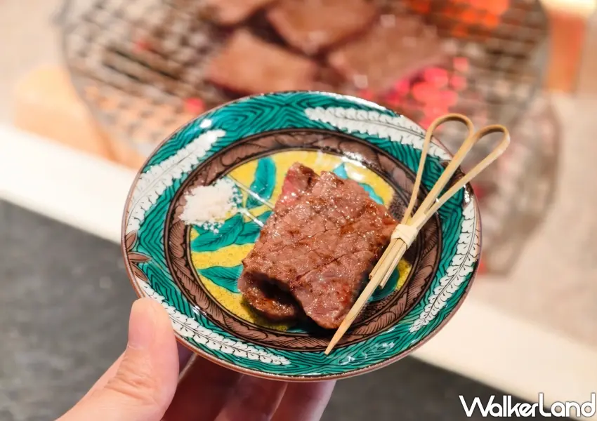 ▲簡單佐以細鹽就能凸顯燒肉牛匠新最純粹的極致風味。(攝影:鄭雅之)