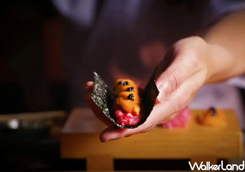 ▲主廚推薦單點菜單精心將鮮甜海膽與生牛肉完美結合,海陸雙饗宴的尊榮組合。(攝影:鄭雅之)